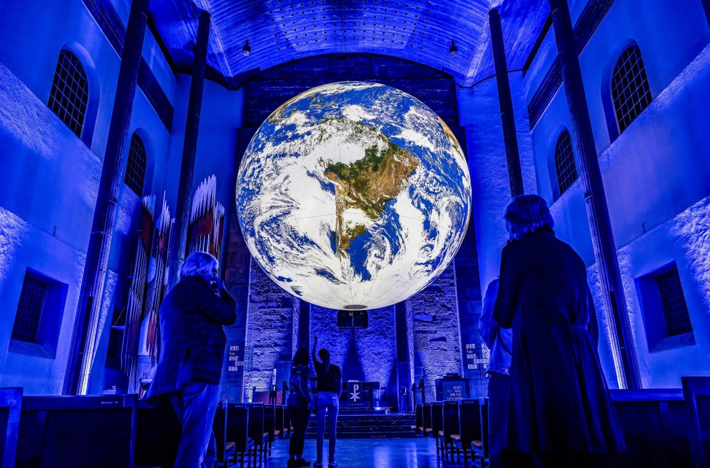 "GAIA": Karlsruhe erlebt das blaue Wunder – Mutter Erde schwebt über dem Altar 2 "GAIA": Karlsruhe erlebt das blaue Wunder – Mutter Erde schwebt über dem Altar GAIA in der Ev. Stadtkirche Karlsruhe Foto ARTIS Uli Deck 2