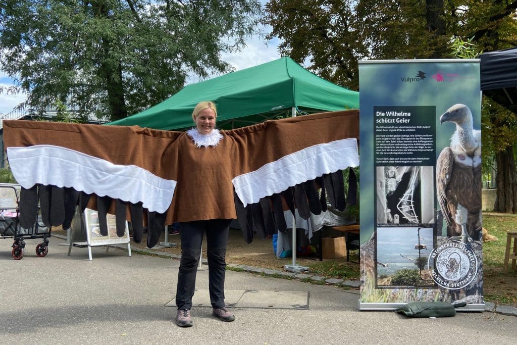 Welt-Geier-Tag in der Wilhelma: Spannende Einblicke in das Leben bedrohter Aasfresser 2 Das Team der Wilhelmaschule informiert über die bedrohten Aasfresser.