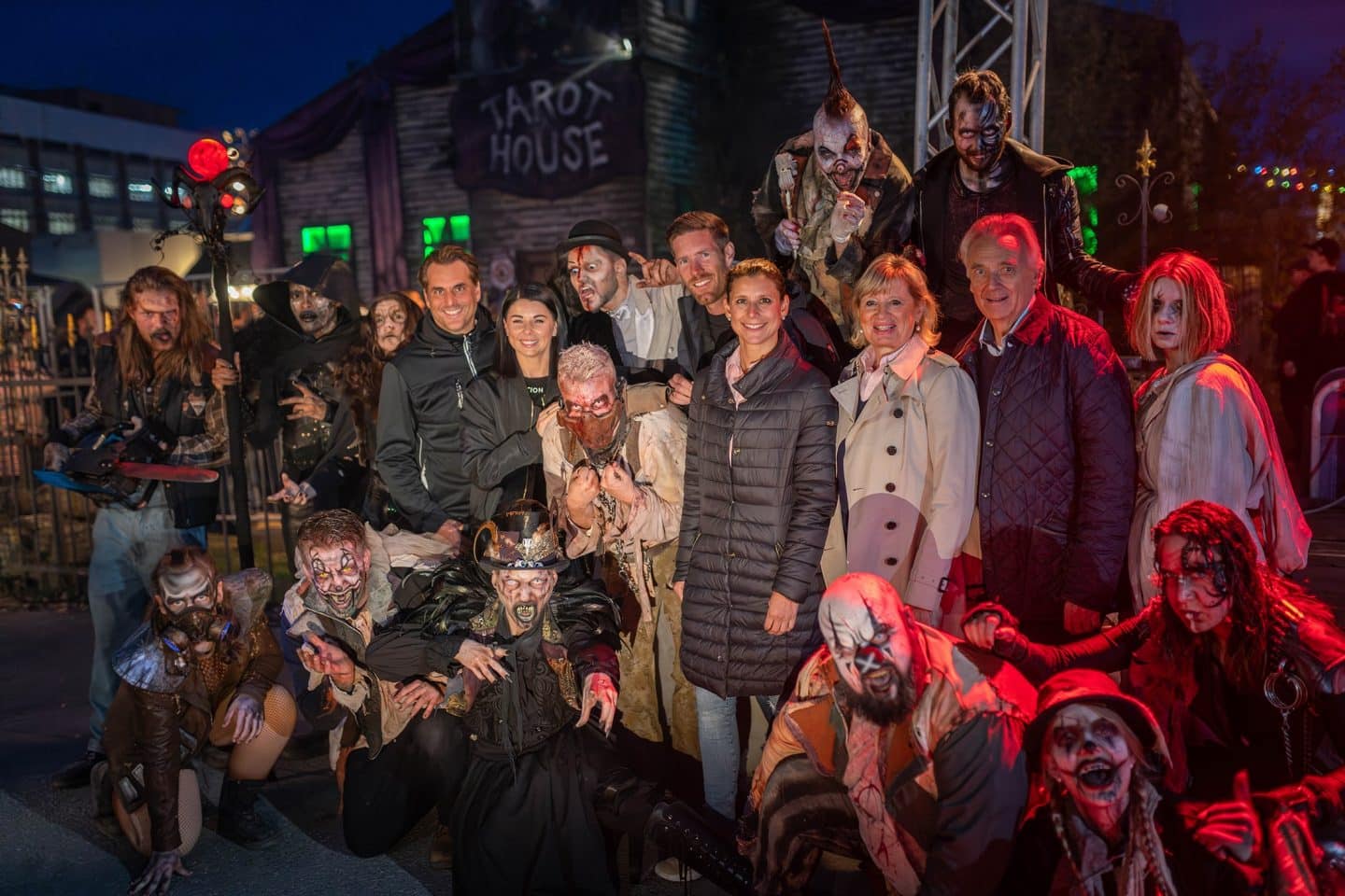 „Traumatica – Festival of Fear“: Ausverkaufte Premiere! Diese Horrorschocker lassen das Blut gefrieren! 1 Familie Mack umringt von Monstern bei "Traumatica - Festival of Fear"