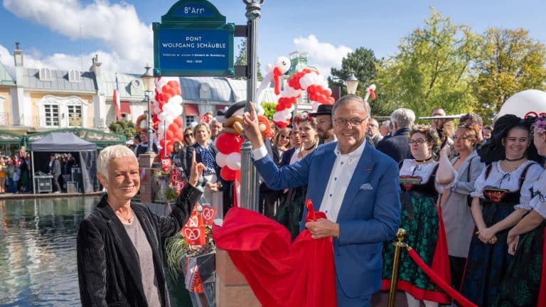 Europa-Park ehrt Wolfgang Schäuble mit Brücke im französischen Themenbereich Europa-Park ehrt Wolfgang Schäuble mit Brücke im französischen Themenbereich