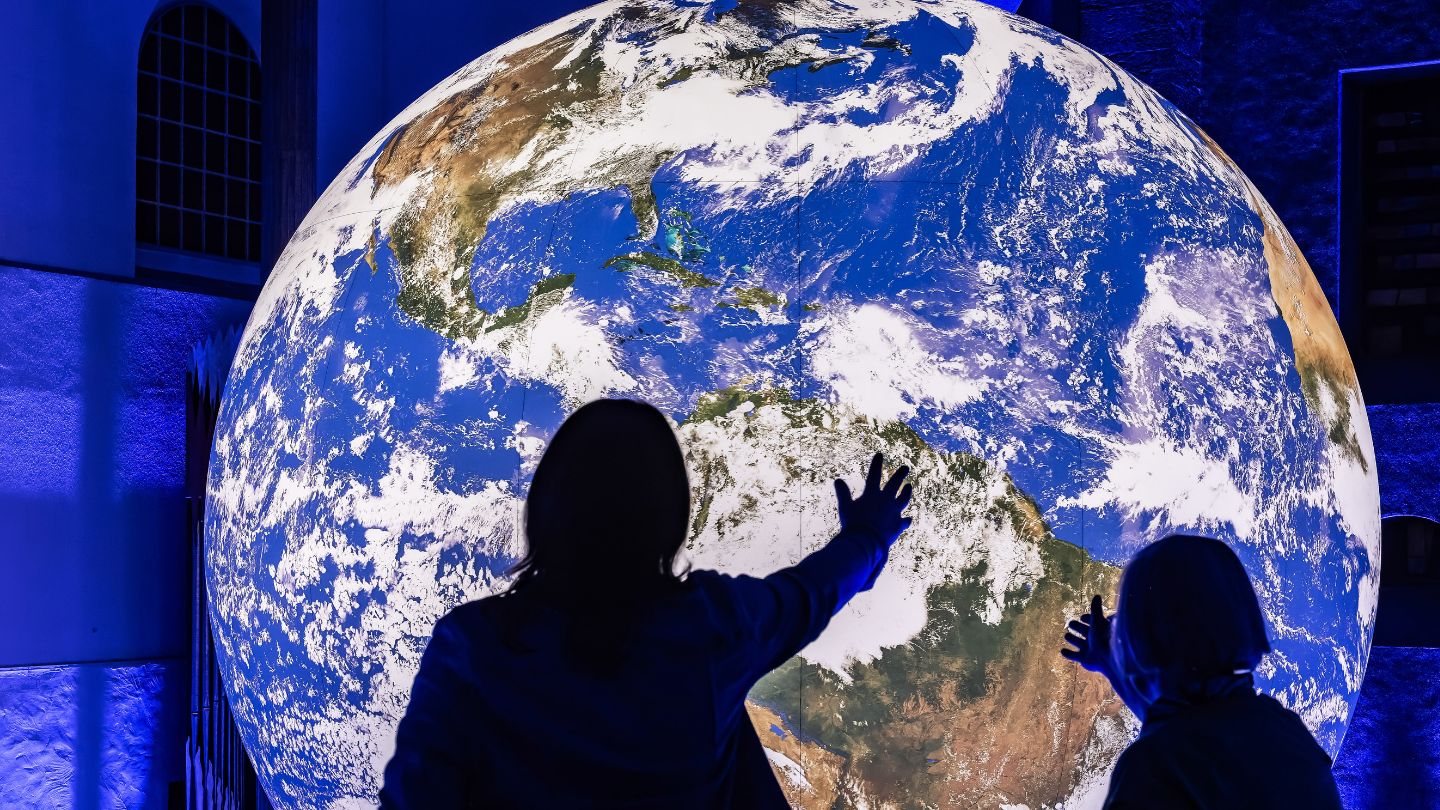 „GAIA“: Karlsruhe erlebt das blaue Wunder – Mutter Erde schwebt über dem Altar