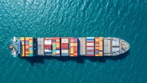 Ein großes Containerschiff auf dem offenen Meer, beladen mit farbigen Containern