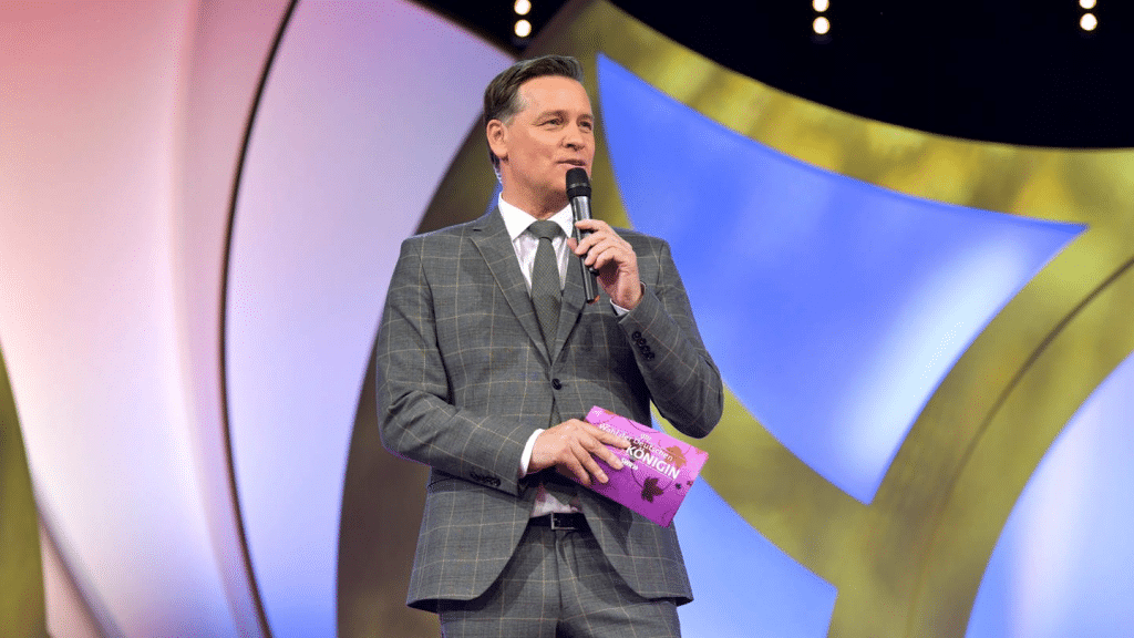 Holger Wienpahl führt durch den Vorentscheid und das Finale bei der „Wahl der Deutschen Weinkönigin“. 