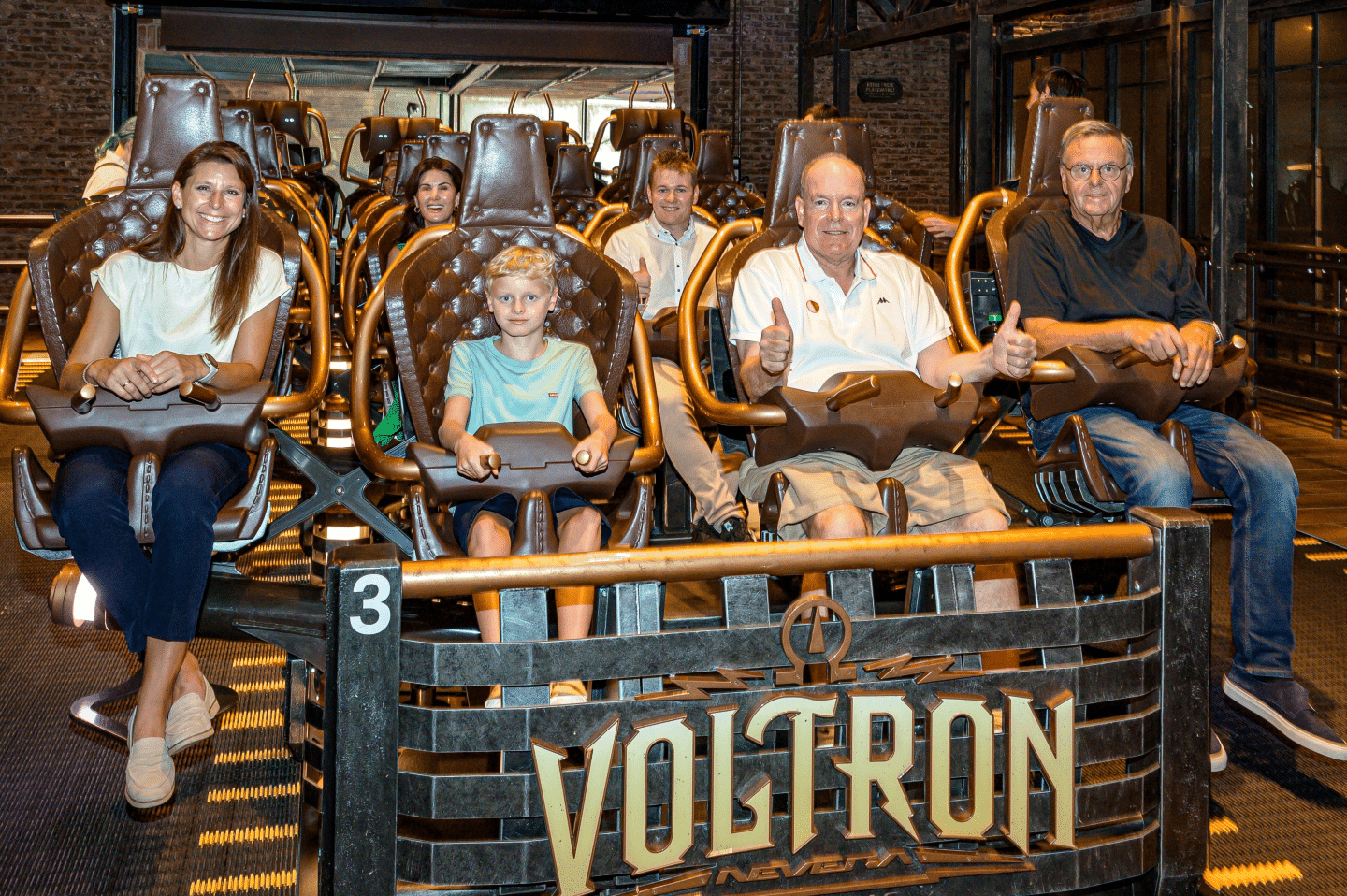 Eine Fahrt mit der Achterbahn-Neuheit "Voltron Nevera powered by Rimac" hat sich die Fürstenfamilie bei ihrem BEscuh nicht entgehen lassen. 