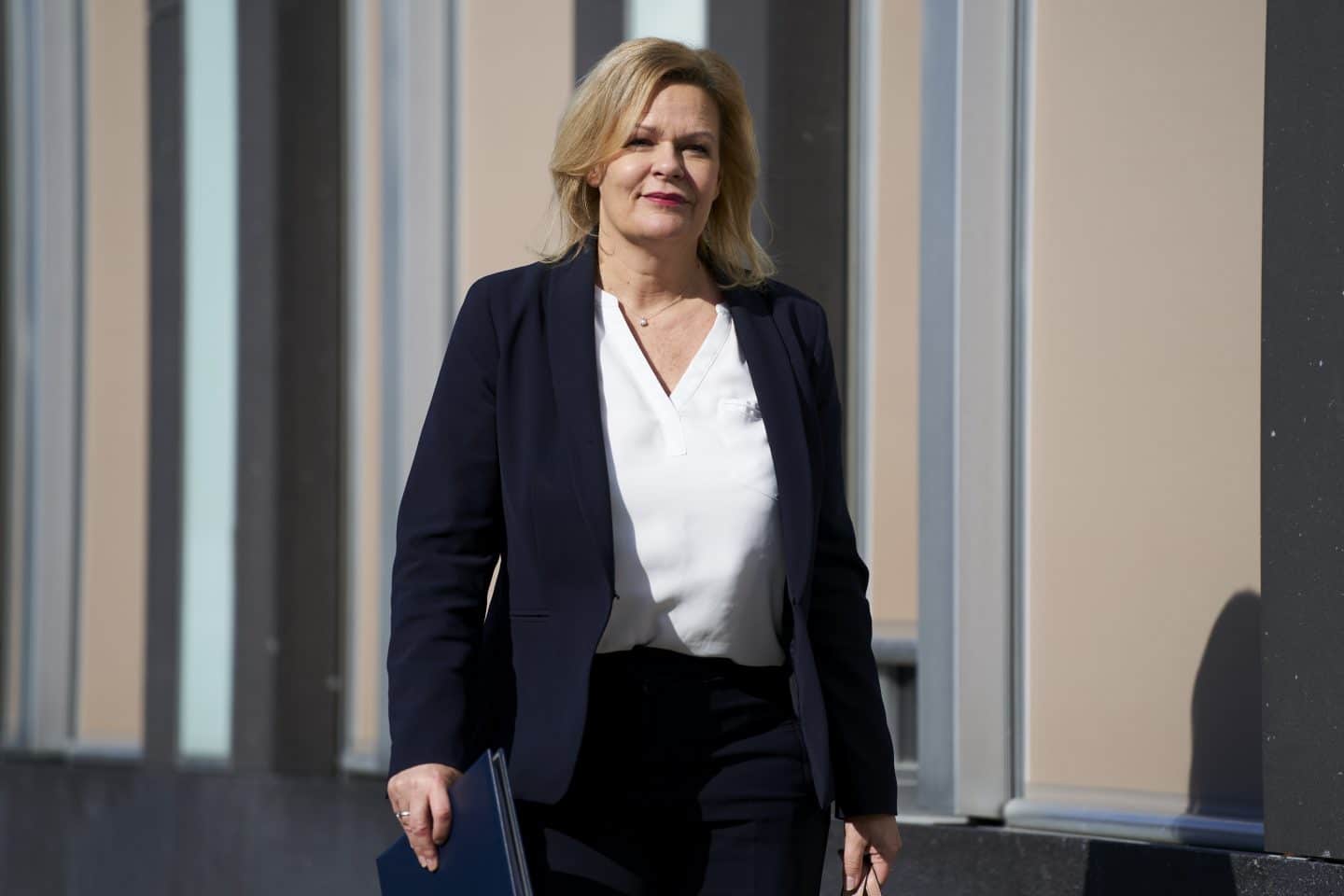 Deutschland macht Grenzen dicht: Faeser ordnet härtere Kontrollen zur Bekämpfung illegaler Einreisen an pressefoto download faeser unterwegs