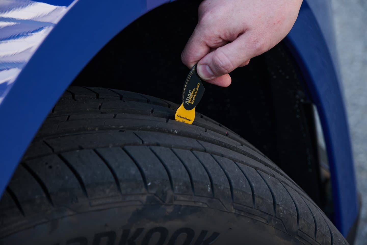 Egal ob Sommer- oder Winterreifen: Der ADAC empfiehlt ein Restprofil von mindestens 4 mm, gesetzlich sind nur 1,6 mm vorgeschrieben.
