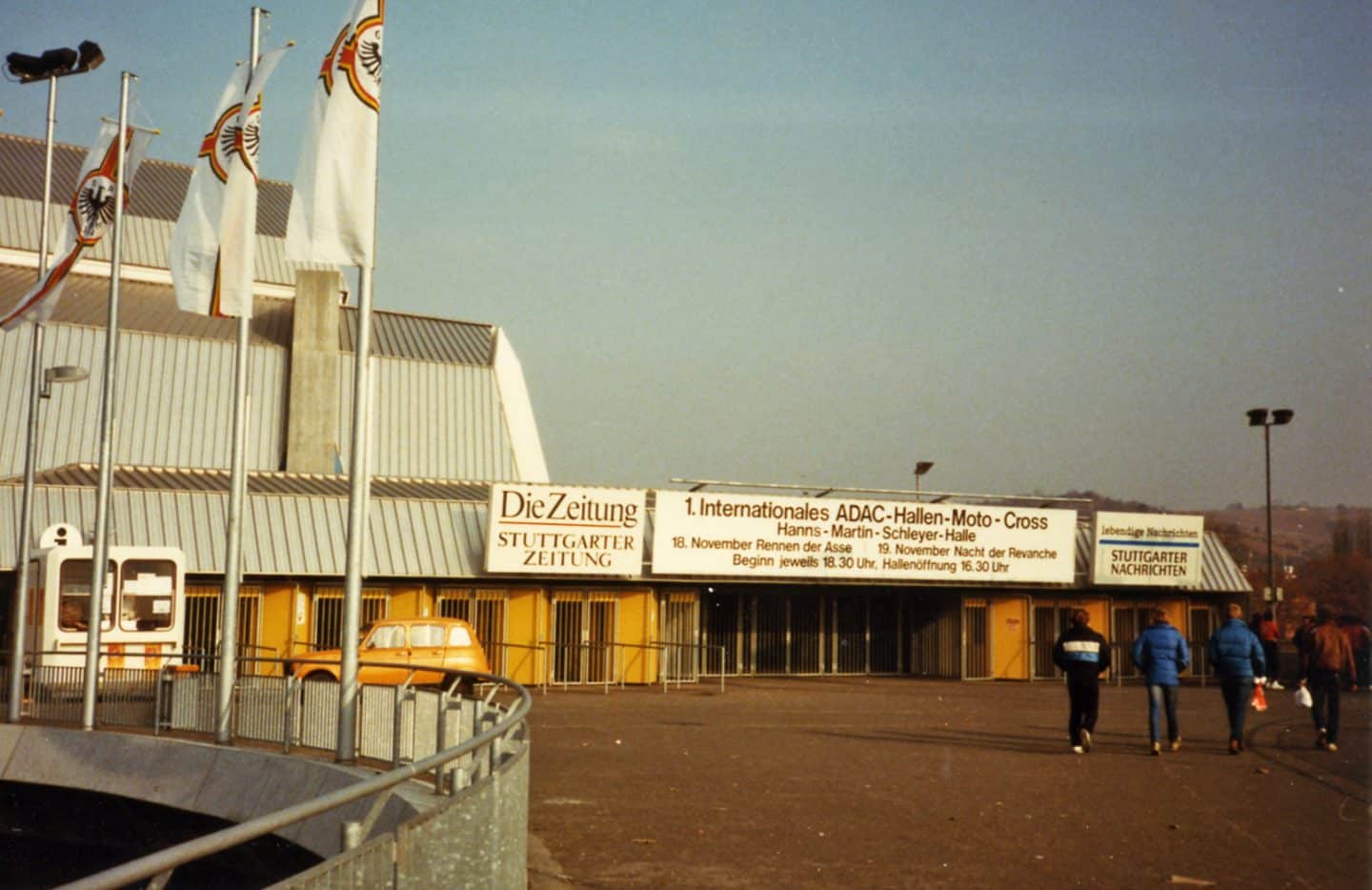 Die Premiere des ADAC Supercross Stuttgart fand am 18. und 19. November 1983 noch als „1. Internationales ADAC Hallen-Motocross“ in der Schleyer-Halle statt.
