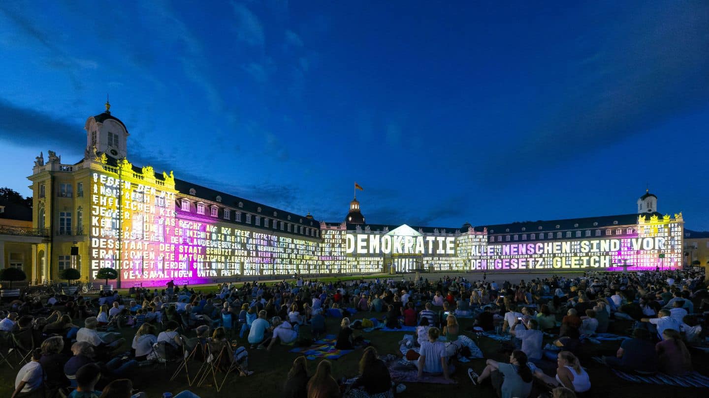 SCHLOSSLICHTSPIELE Karlsruhe begeistern 290.000 Menschen – Ein Erfolg für Demokratie und Kunst!