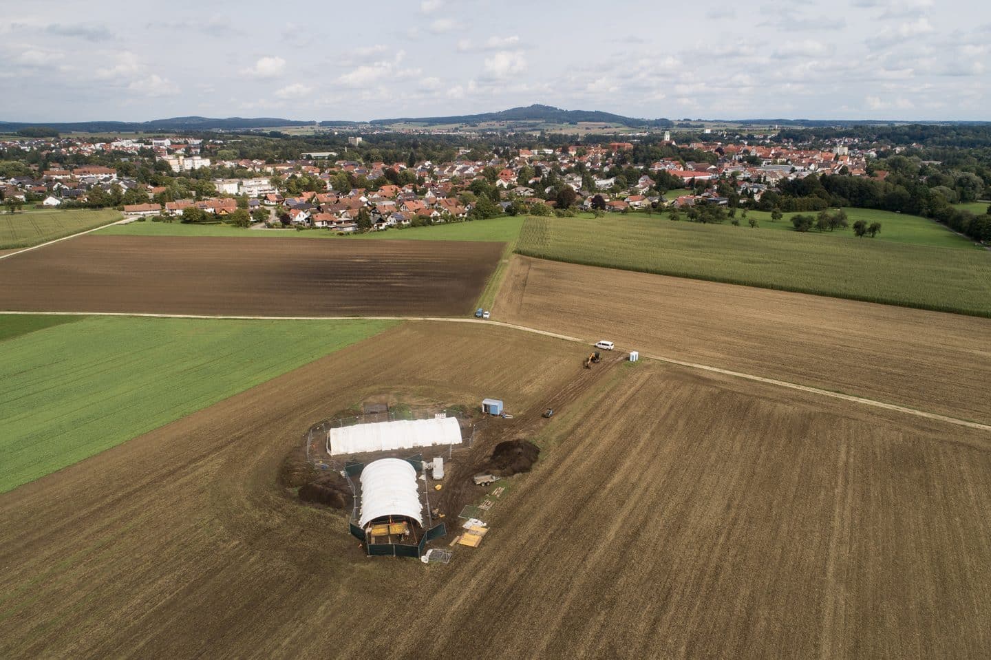 Sensation in Baden-Württemberg: Spektakuläre 2.600 Jahre alte Kelten-Grabkammer bei Riedlingen entdeckt! 01 Drohnenaufnahme Grabungsstaette Riedlingen Bussen