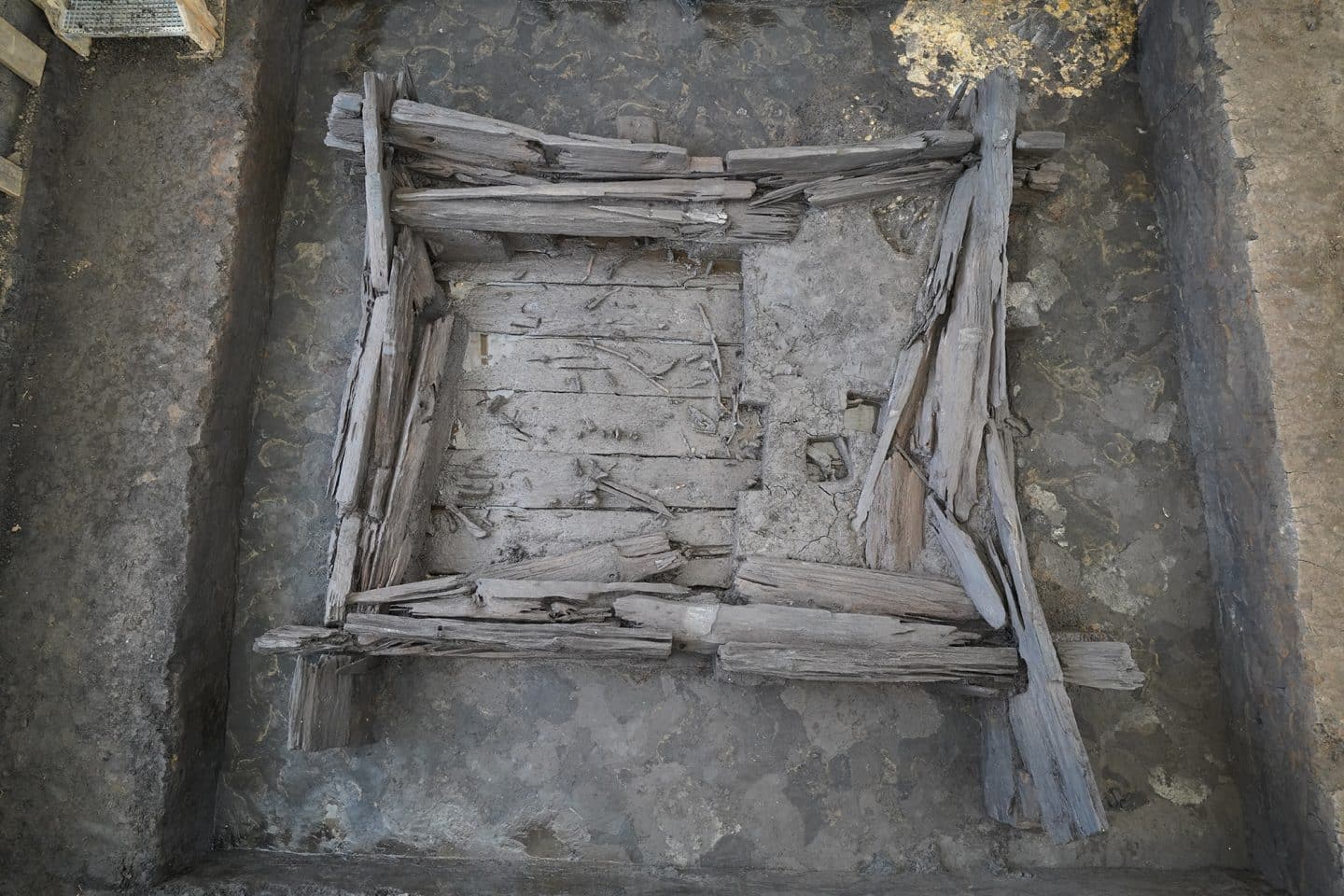 Sensation in Baden-Württemberg: Spektakuläre 2.600 Jahre alte Kelten-Grabkammer bei Riedlingen entdeckt! 05 Uebersichtsfoto der freigelegten Grabkammer