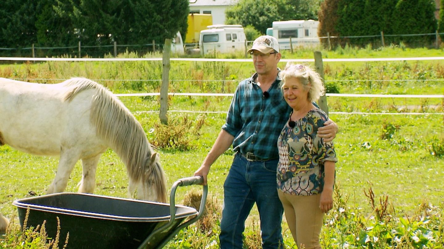 Güllealarm, heiße Küsse und Zukunftspläne: So spannend wird die 4. Folge von "Bauer sucht Frau"! 5 Pferdewirtin Jennifer ?Jenny? (58) aus Nordrhein-Westfalen genießt die Zeit mit Landwirtschaftsmeister Sweer (63) auf der Koppel.