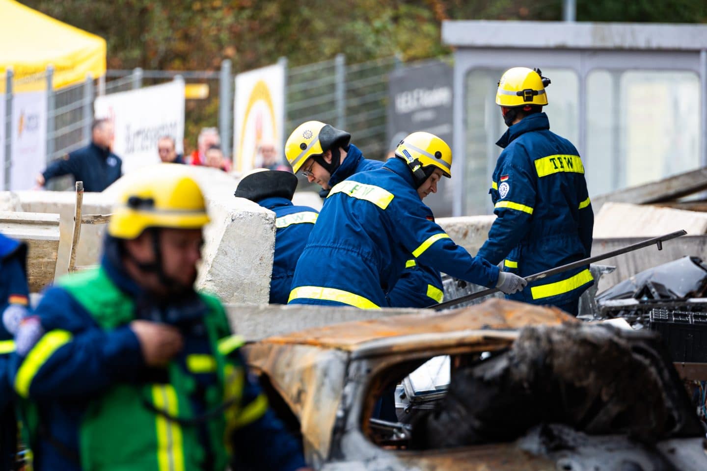 Messe/Flughafen Stuttgart: Nach Ankunft der internationalen Teams am Flughafen Stuttgart werden diese im Bereich der Messe im sog. Reception and Departure Centre RDC, dem Empfangs- und Abreisezentrum, durch den Host Nation Support (HNS), die Unterstützungsgruppe des Gastlandes, begrüßt.