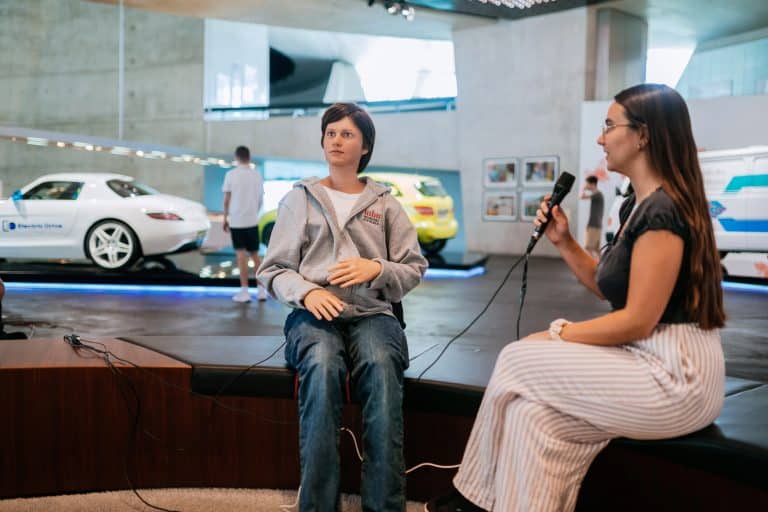 Besuch aus der Zukunft: Roboter „Andrea“ begeistert Besucher im Mercedes-Benz Museum: Zukunftstechnologie live erleben!