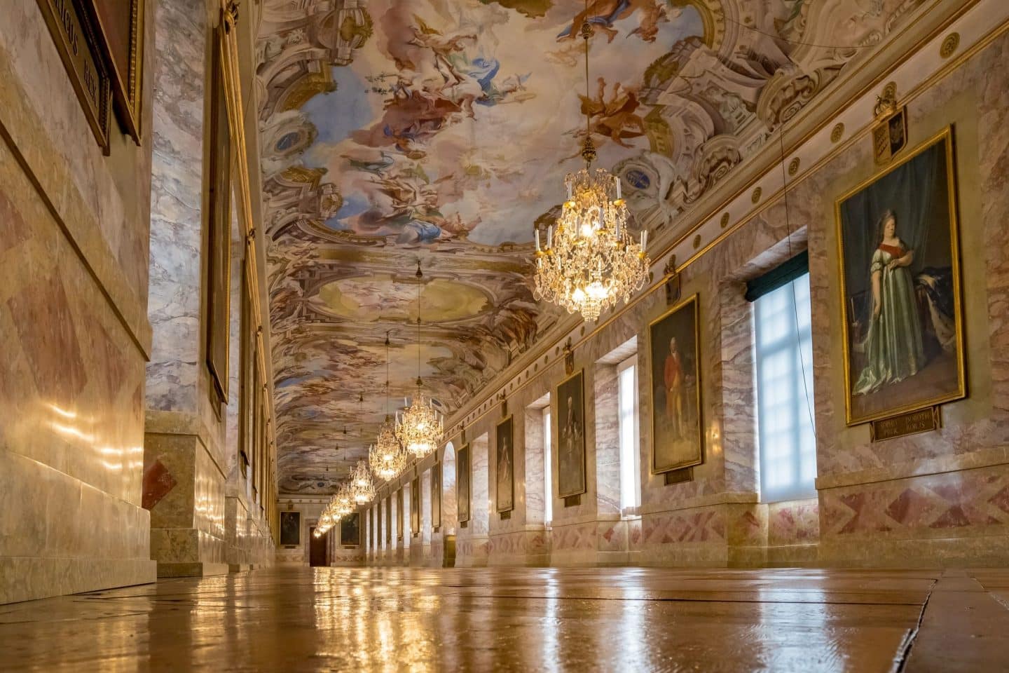 Herbstferien im Residenzschloss Ludwigsburg: Magische Nachtführungen und spannende Abenteuer für die ganze Familie! 24 ludwigsburg rsl innen ahnengalerie foto ssg esther fries ssg pressebild