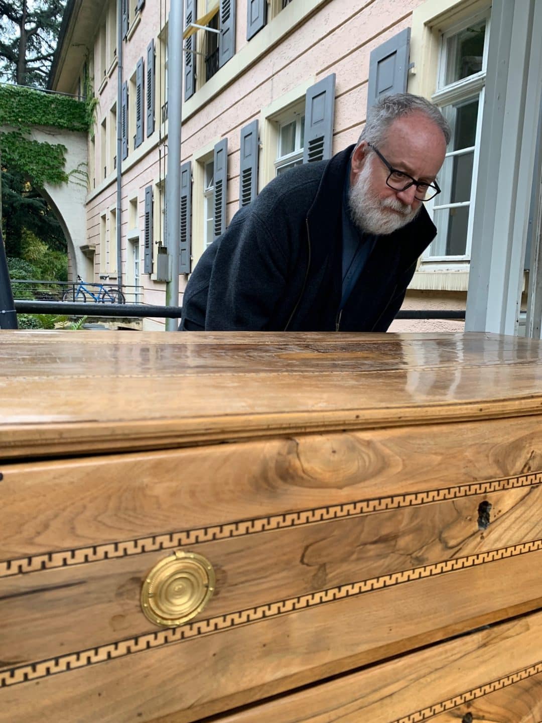 Sensationeller Fund: Verlorene Möbel aus Mannheimer Barockschloss nach fast 100 Jahren wieder aufgetaucht! 26 mannheim event moebel begutachtung kommode foto ssg uta coburger ssg pressebild