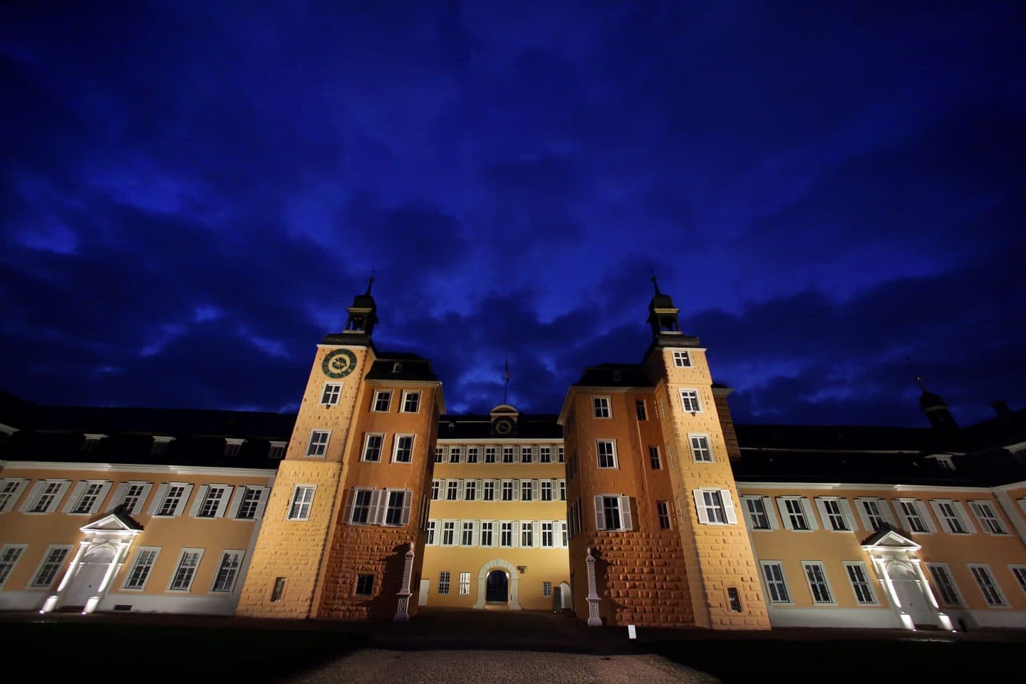 Schloss Schwetzingen erstrahlt: Spektakuläre Lichtershow zu Ehren Carl Theodors
