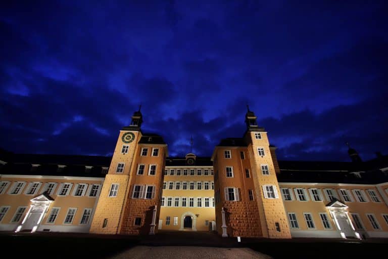 Schloss Schwetzingen erstrahlt: Spektakuläre Lichtershow zu Ehren Carl Theodors