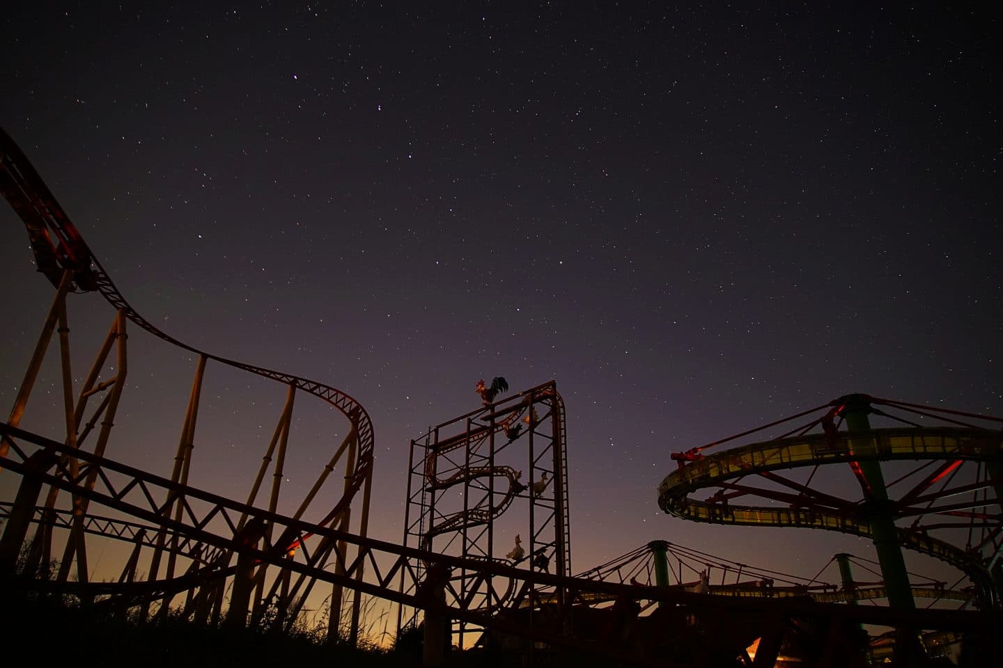 Achterbahn Skyline bei Nacht
