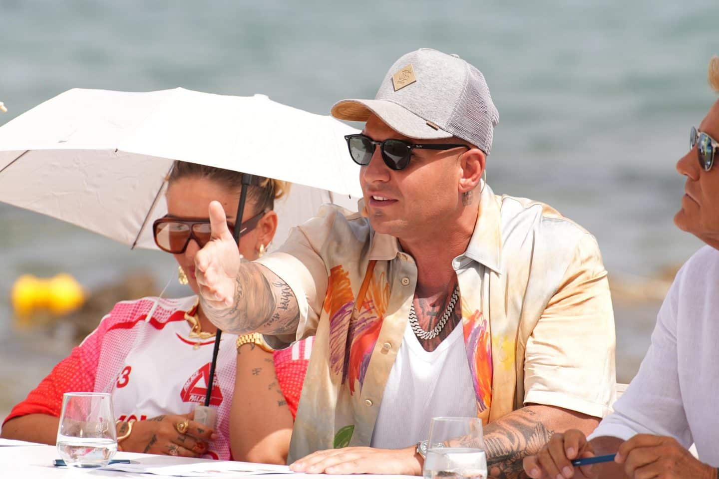 Jurymitglied Pietro Lombardi im Cabana Mare Beach Club, dem ersten Set des Recalls auf Kreta.