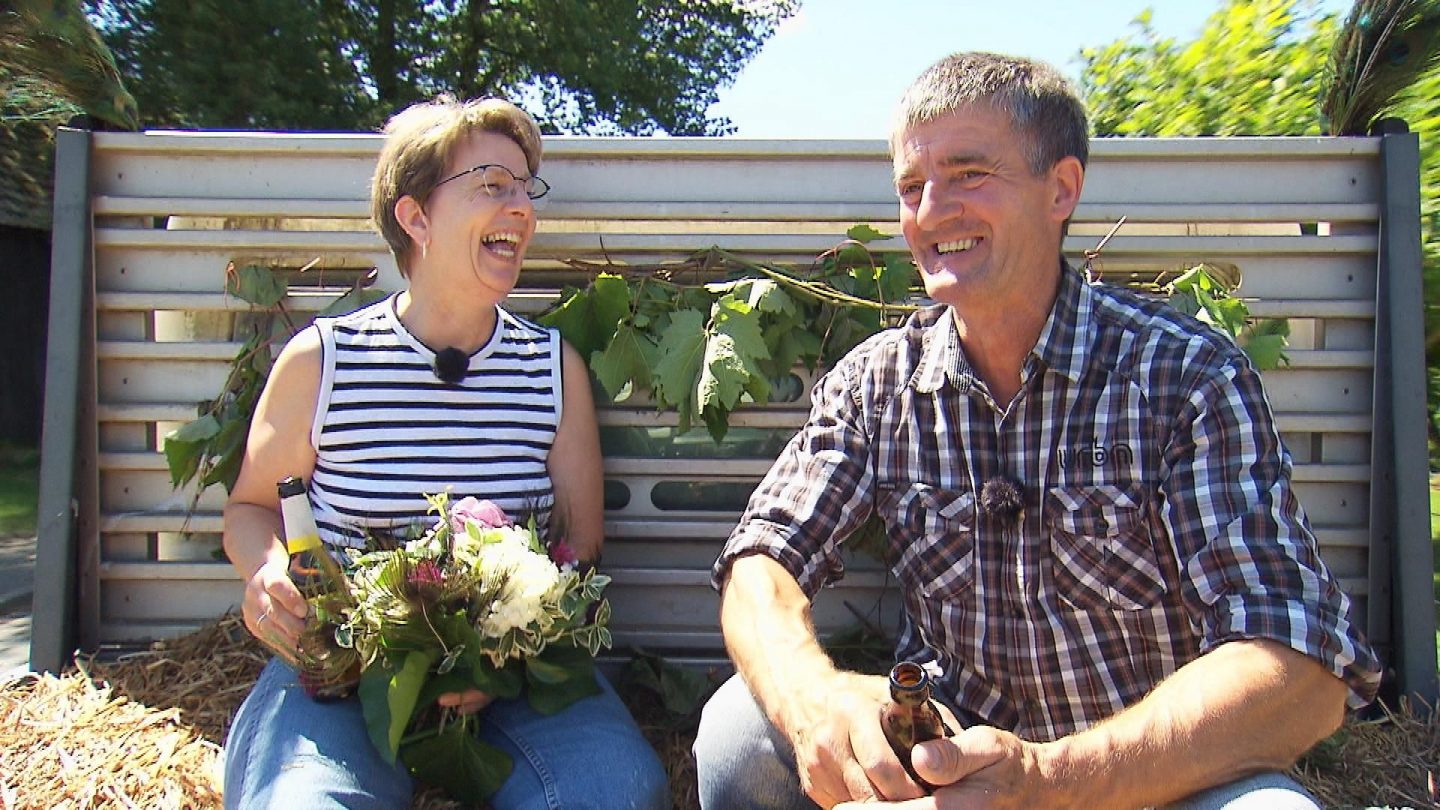Güllealarm, heiße Küsse und Zukunftspläne: So spannend wird die 4. Folge von "Bauer sucht Frau"! 6 Geflügelhalter Konrad "Konny" (61) aus Niedersachsen holt Doris (60) mit einem Pritschenwagen ab.