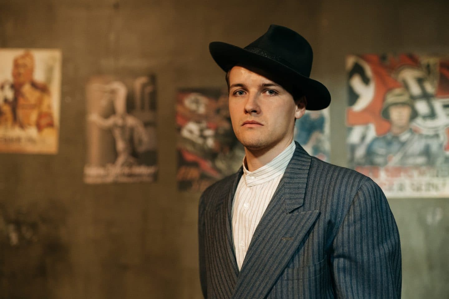 Cioma Schönhaus (Juri Senft) gehört zu den tausenden Juden in Berlin, die in Berlin untertauchen müssen, um sich vor der Deportation in den Osten zu retten.