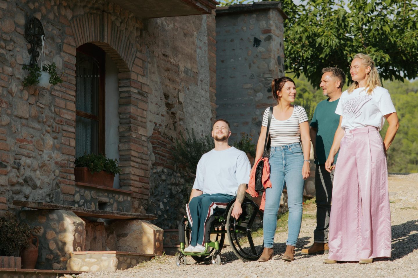Nach all den Strapazen erreichen Maren (Eva Mona Rodekirchen, r.), Michael "Michi" (Lars Pape, 2.v.r.), Lilly (Iris Mareike Steen) und Jonas (Felix van Deventer) endlich ihr traumhaftes Ziel.
