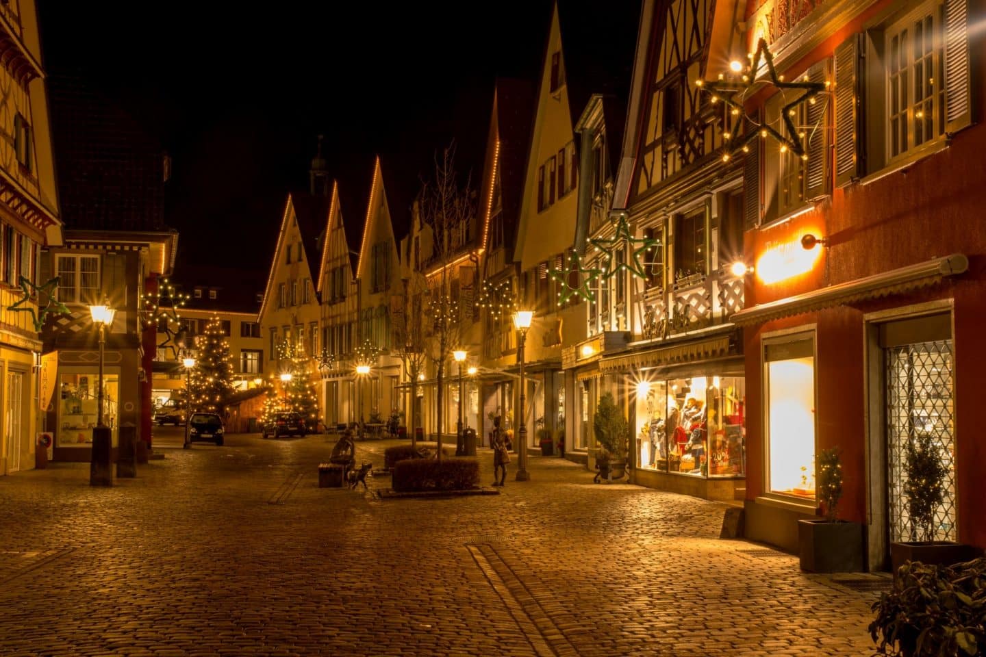 8 besondere Weihnachtsmärkte im Schwarzwald: Festliche Kulisse und magische Erlebnisse Haslach Adventszeit in der Hauptstrasse %C2%A9 Tourist Info Haslach im Kinzigtal