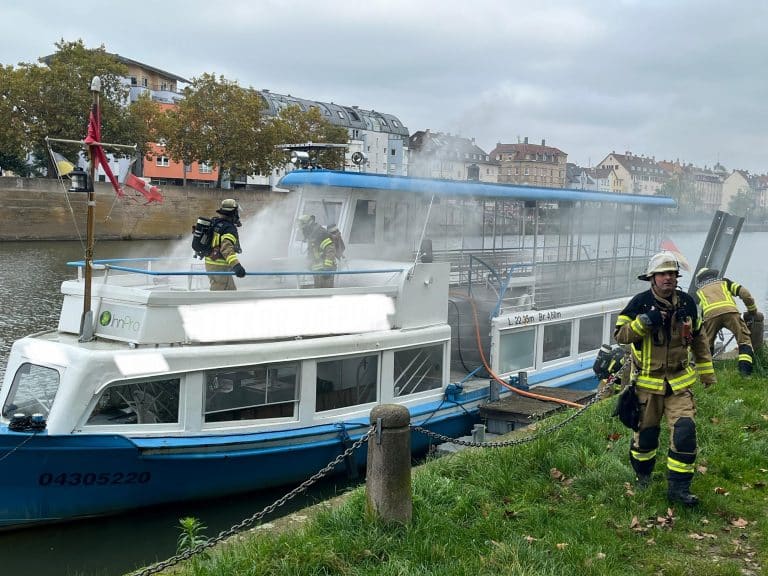 Feuerwehreinsatz auf dem Neckar: Brand auf Ausflugsschiff schnell gelöscht