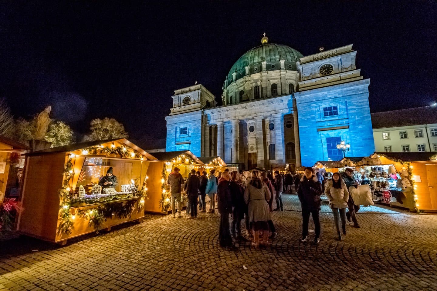 Der Weihnachtsmarkt in St. Blasien im Hochschwarzwald findet vor der imposanten Kulisse des Doms statt.
