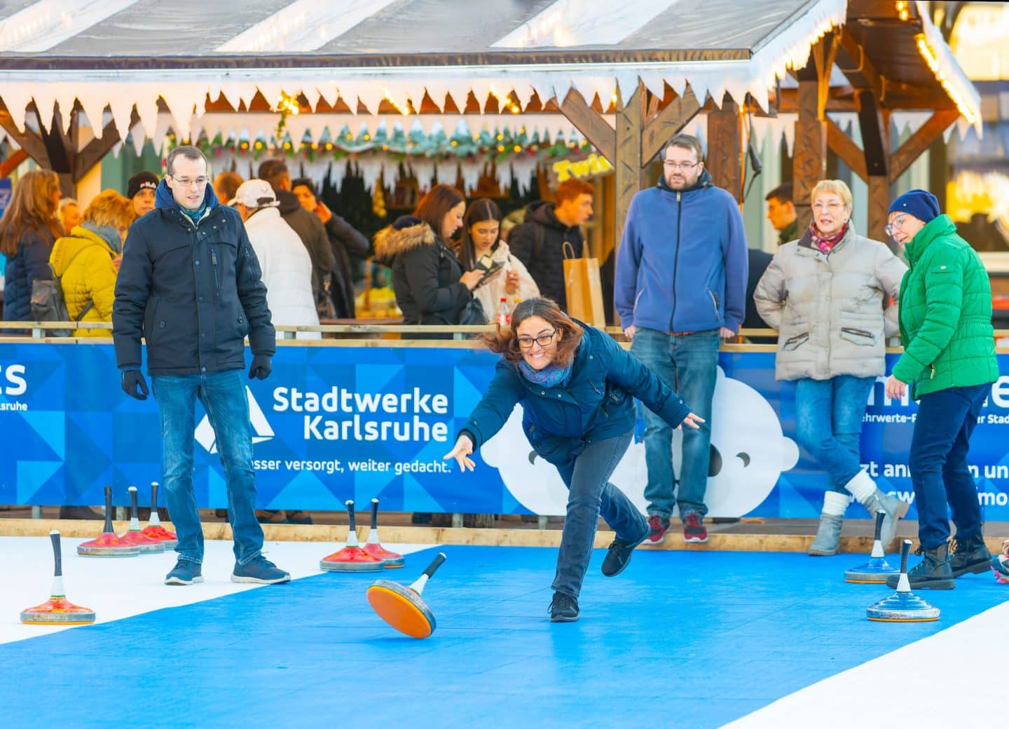 Winterparadies Karlsruhe: WINTERZEIT lädt ab November zum Eislaufen ein Stockschiessen StadtwerkeKarlsruheWINTERZEIT 2023 JuergenRoesner 0357