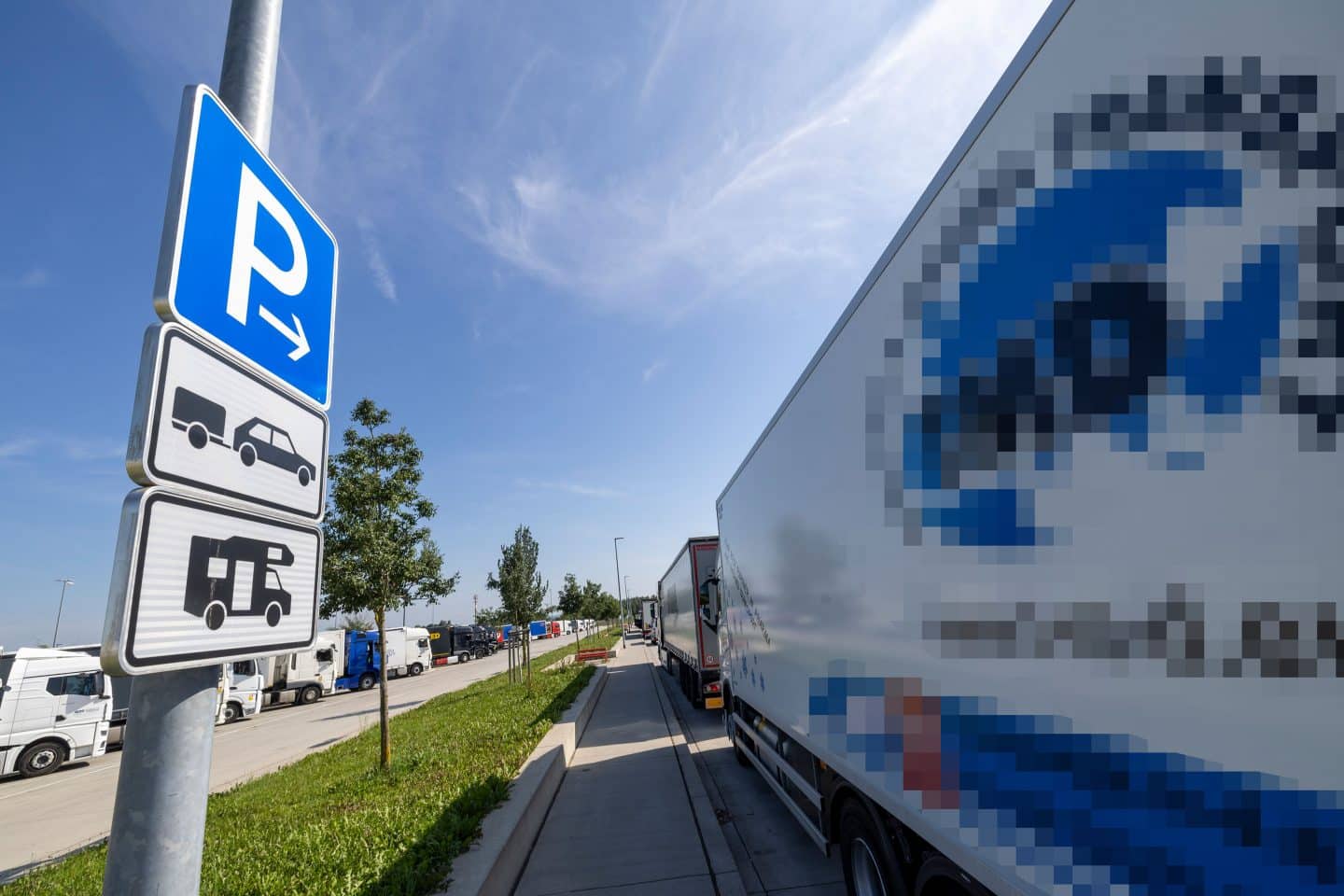 Camper unerwünscht? Deutsche Rastanlagen enttäuschen Wohnmobilisten 1 Beschilderung des Camping-Parkplatzes an der Rastanlage