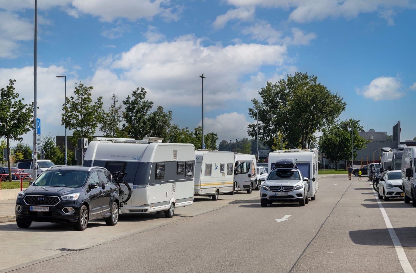 Camper unerwünscht? Deutsche Rastanlagen enttäuschen Wohnmobilisten 3 Camper Campingwagen Wohnmobile auf Raststätten im Raum München