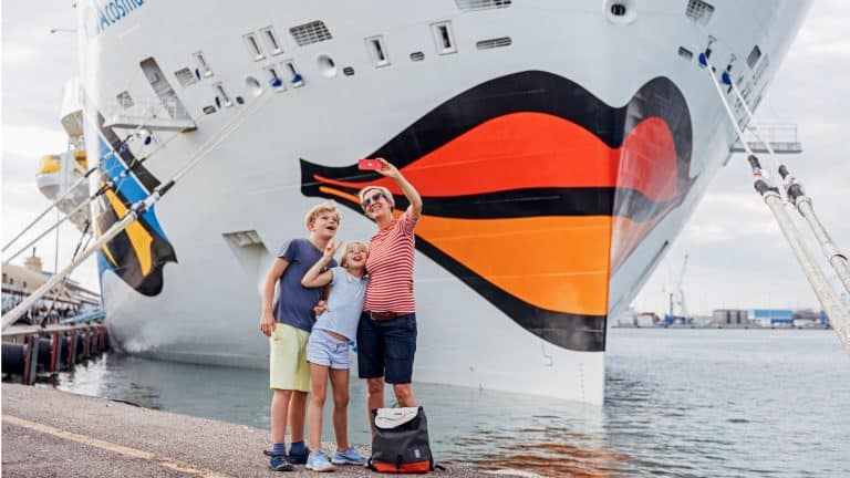 Familienurlaub 2025 mit AIDA: Kinder reisen kostenfrei mit!