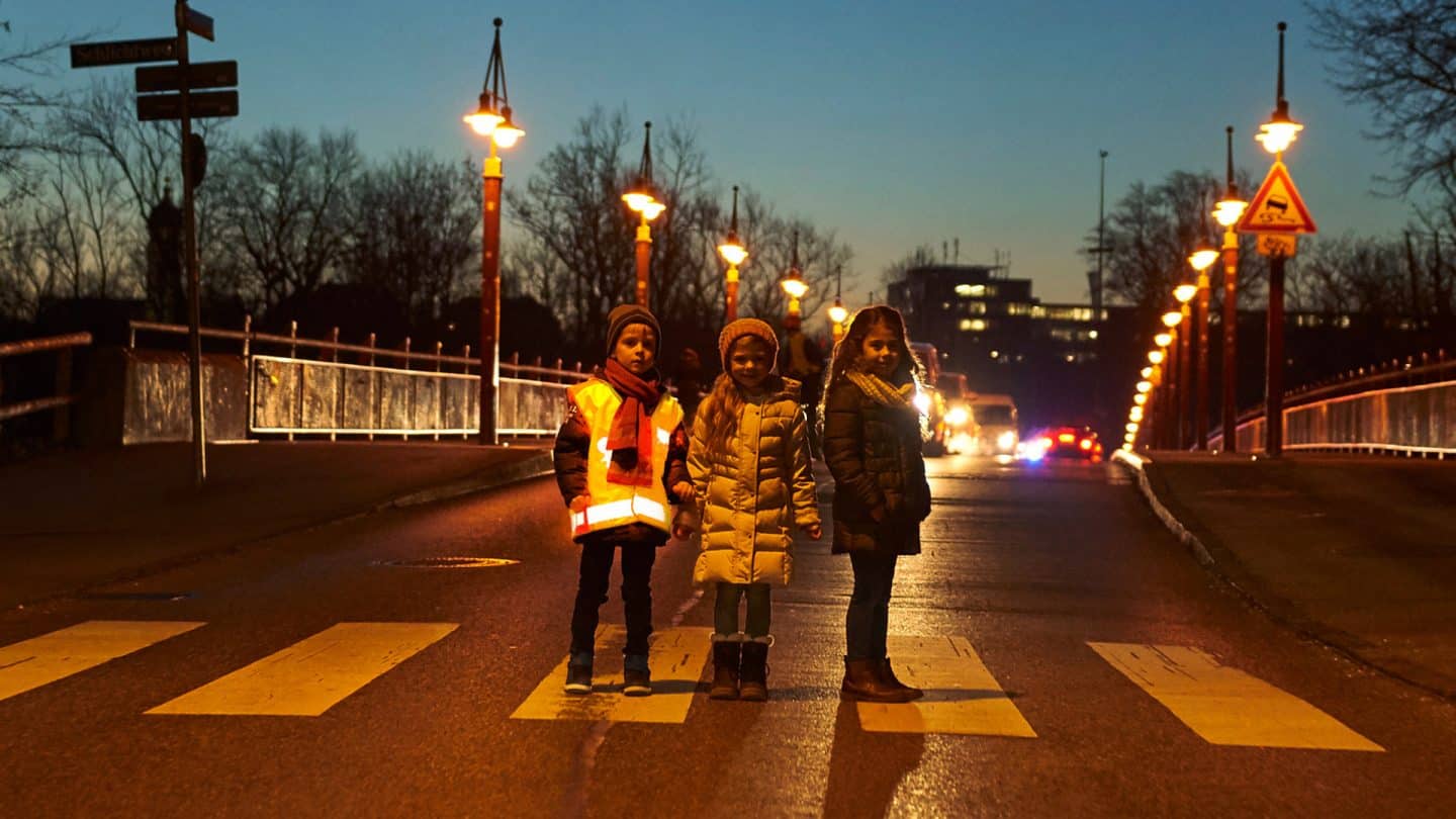 ADAC: Steigende Unfallgefahr! Wie reflektierende Kleidung in der dunklen Jahreszeit Leben retten kann!