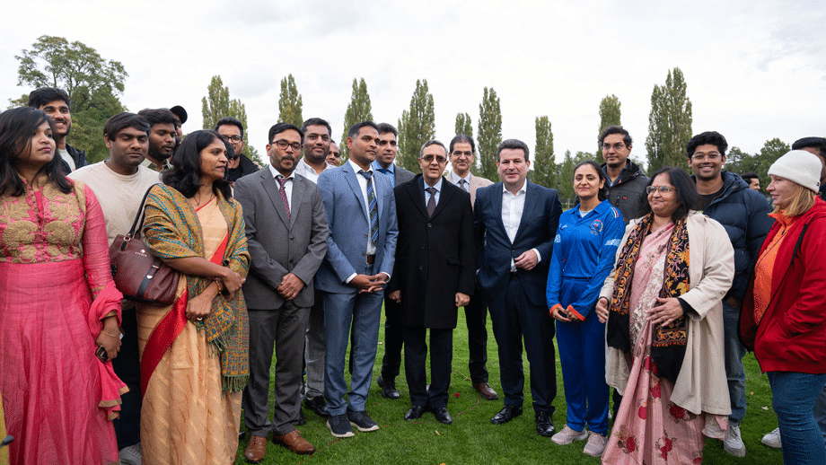 

            Bundesarbeitsminister Hubertus Heil mit Botschafter Ajit Gupte, Mitgliedern des Cricket Clubs sowie Vertreter*innen von Diaspora-Vereinen.
            