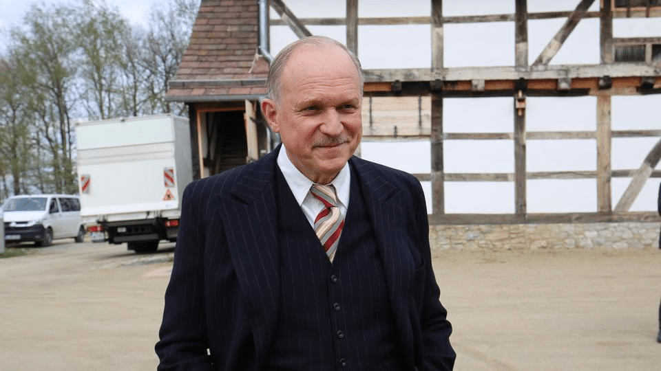 Heute: Neuer Tukur-Tatort „Murot und das 1.000-jährige Reich“ – NS-Zeit und düstere Vergangenheit treffen auf packenden Krimi 1 Ulrich Tukur im Originalanzug von 1938 am Drehort Hessenpark.