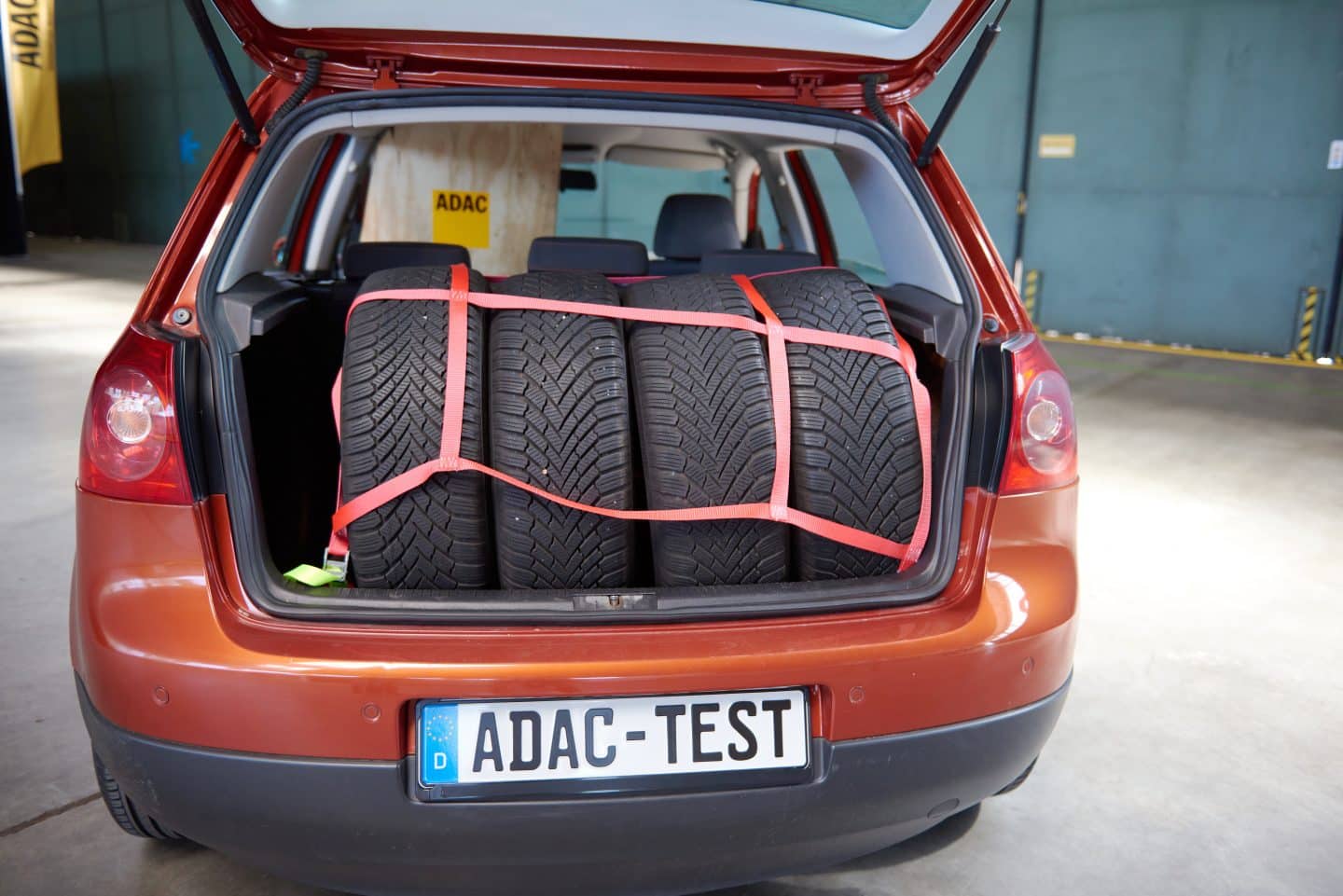 Ungesicherte Reifen: Diese tödliche Gefahr lauert in Ihrem Auto! 1 Ideal ist ein Sicherungsnetz speziell zum Transportieren von Autoreifen im Kofferraum.