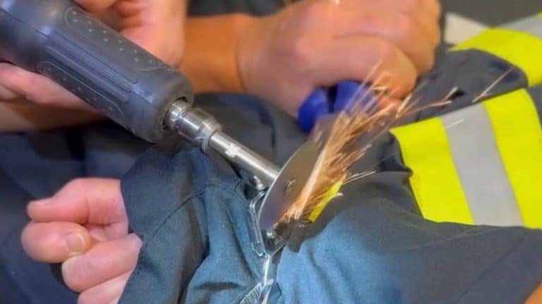 Kurrioser Einsatz: Feuerwehr Stuttgart muss Seniorin aus Handschellen befreien!