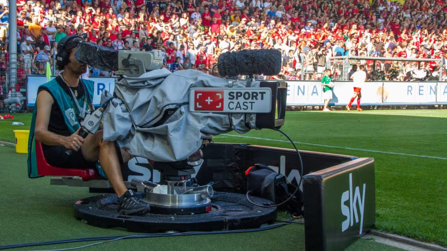 Bundesliga-Spitzenspiele: Leverkusen gegen Frankfurt, Bayern gegen Stuttgart – Hier gibt’s die Spiele live!