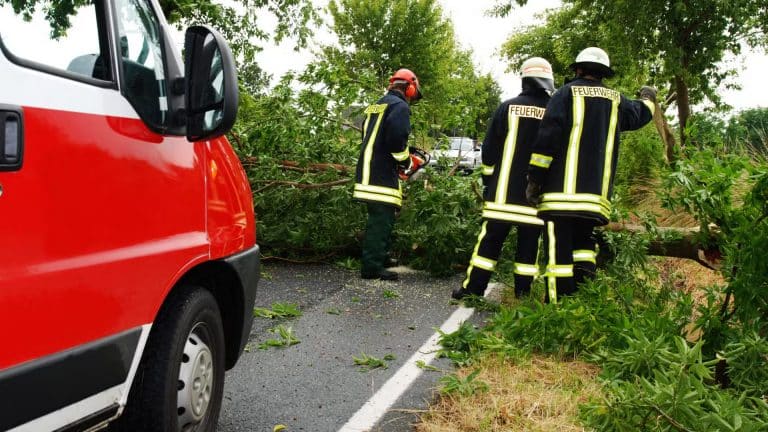 Unwetter wütet über Ulm: Dach abgedeckt, Autos zerstört – 500.000 Euro Schaden in Donaustetten