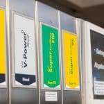 Zapfsäulen einer Tankstelle mit verschiedenen Kraftstoffsorten wie Diesel, V-Power Diesel, Super E10 und Super 95. Die Preisanzeige und Literanzeige sind ebenfalls sichtbar.