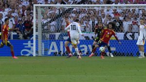 Szene aus dem EM-Spiel Deutschland gegen Spanien: Der Ball fliegt in Richtung des spanischen Tores, Spieler beider Mannschaften im Fokus, darunter das kontroverse Handspiel, das zu Diskussionen führte.