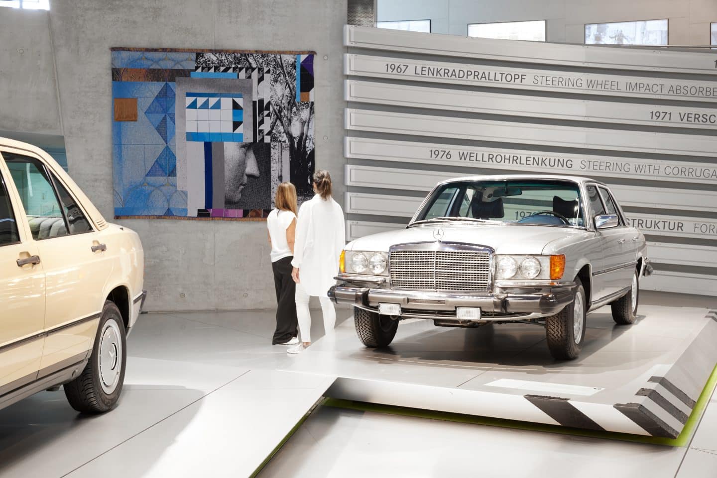 „Now on View“ – Kunst trifft Automobil: Neue Ausstellung im Mercedes-Benz Museum zeigt Werke von Warhol bis Fleury