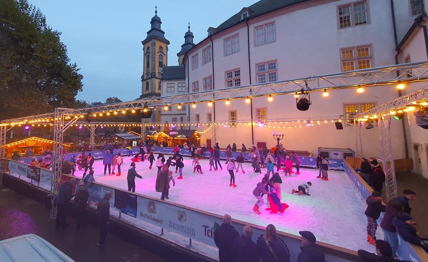 Ausflugstipp/ Eislaufen, Hüttendorf und Playmobil-Zeitreise – Winterzauber für die ganze Familie im Residenzschloss Mergentheim