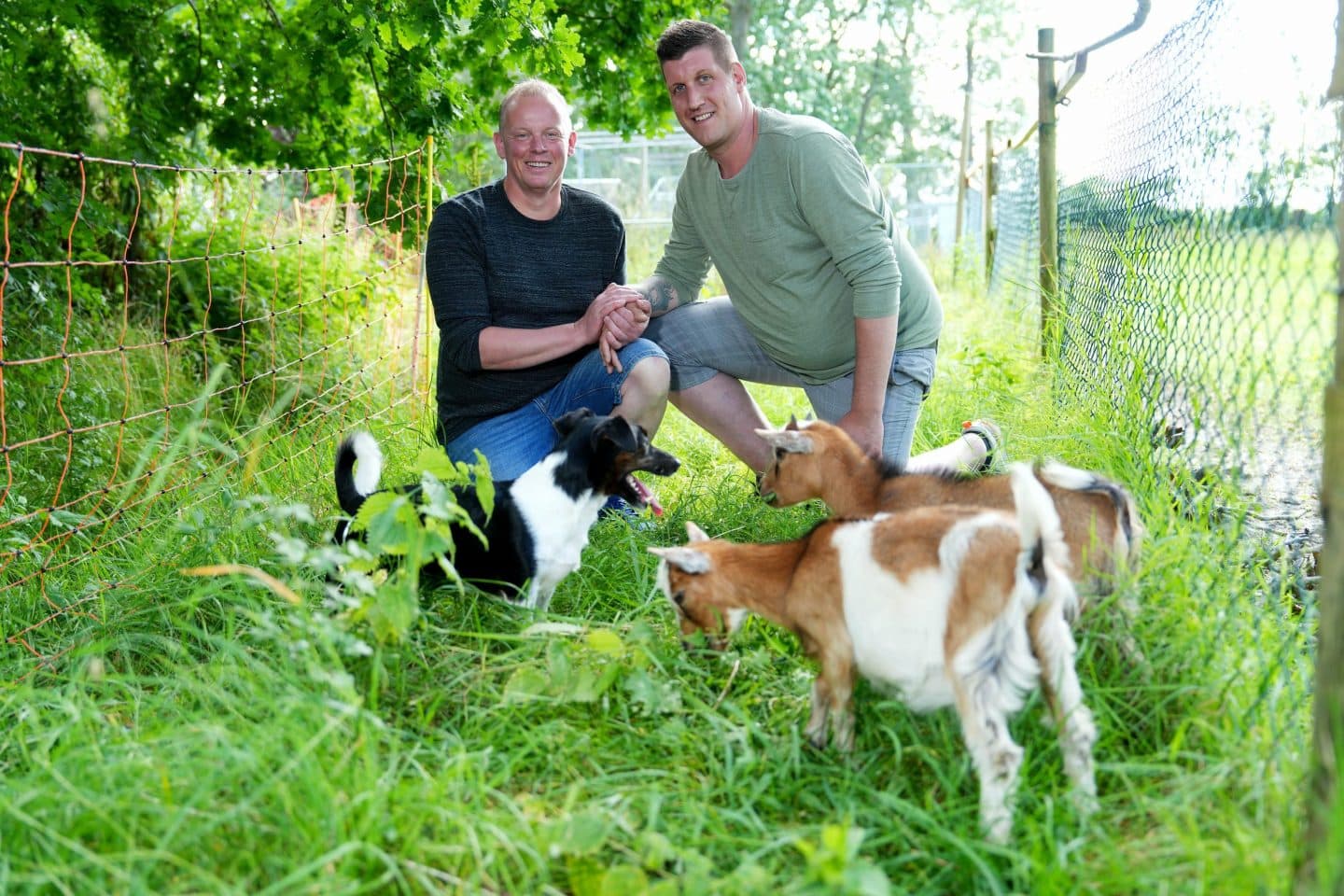 Milchbauer Heino (50, l.) aus Niedersachsen und Markus (40, Tierbestatter) während ihrer gemeinsamen Hofwoche.