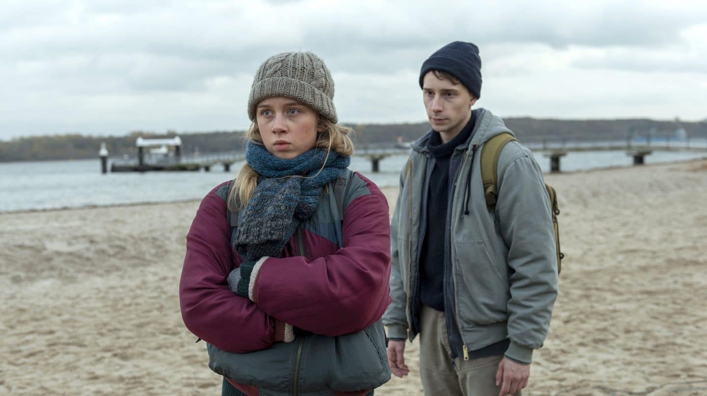 Benno (Jonathan Berlin) macht sich große Sorgen um Freundin Leonie (Johanna Götting).
