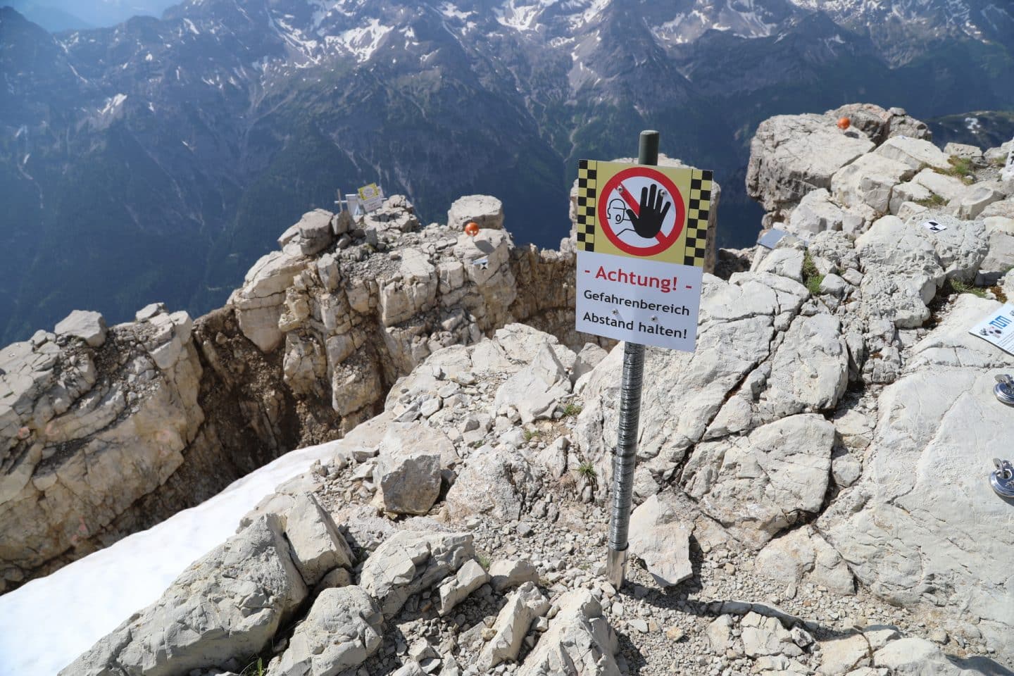 "planet e.: Felsstürze in den Alpen - Wie der Klimawandel unsere Berge verändert": Tiefe Risse in den Alpen.