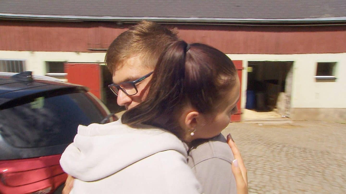 Sarah (20, Kindergärtnerin) und Mutterkuhhalter Paul (22) aus Sachsen verabschieden sich.