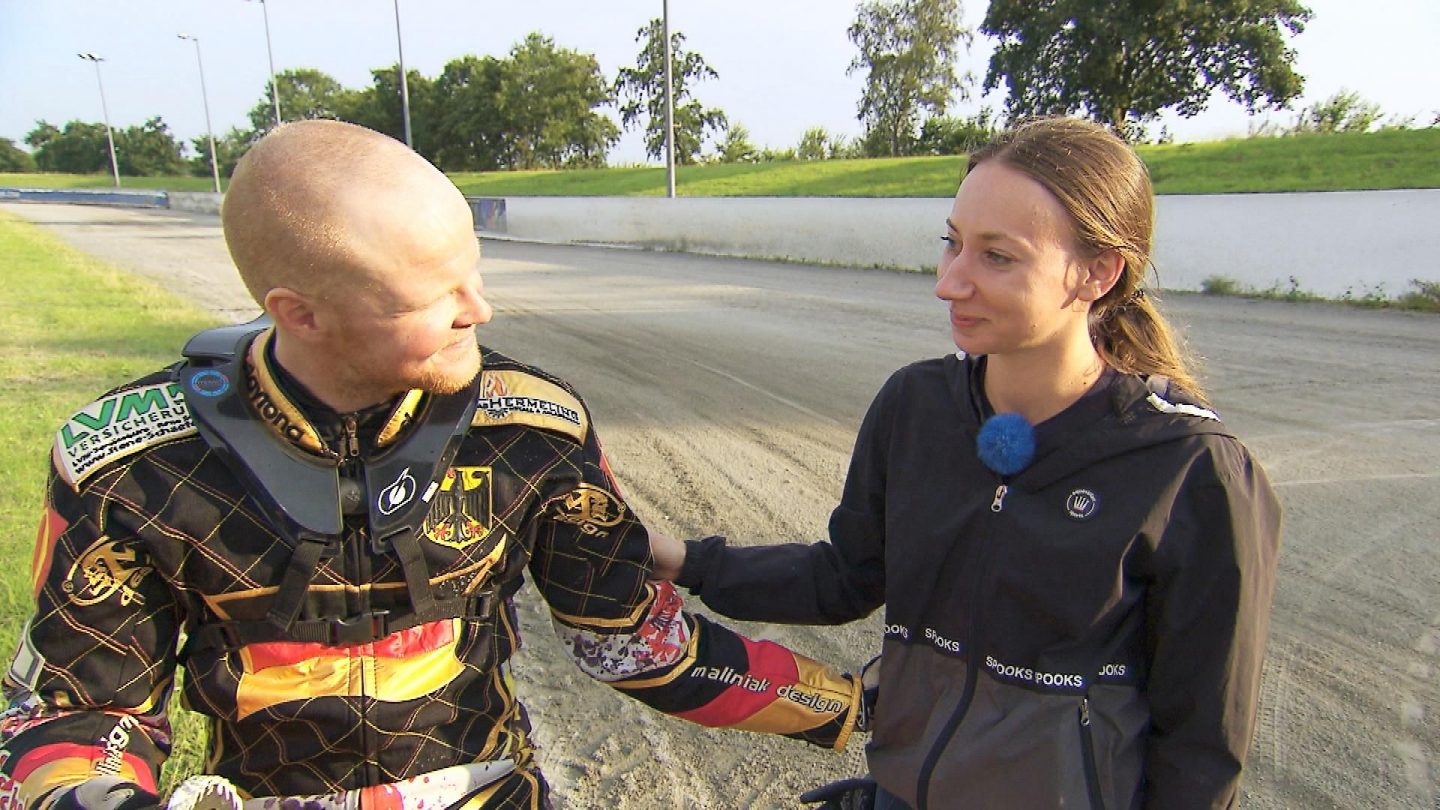 Tierische Premiere bei "Bauer sucht Frau": Kamele, Trecker und große Gefühle! A0800 2
