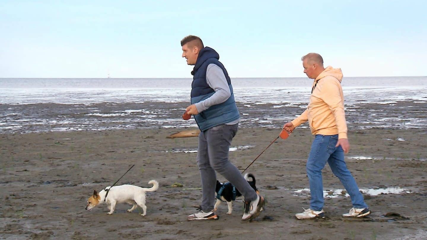 Markus (40, Tierbestatter) und Milchbauer Heino (50, r.) aus Niedersachsen am Nordseestrand.